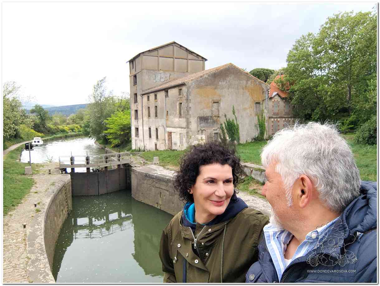Pareja junto a una esclusa del Canal du Midi en Trèbes