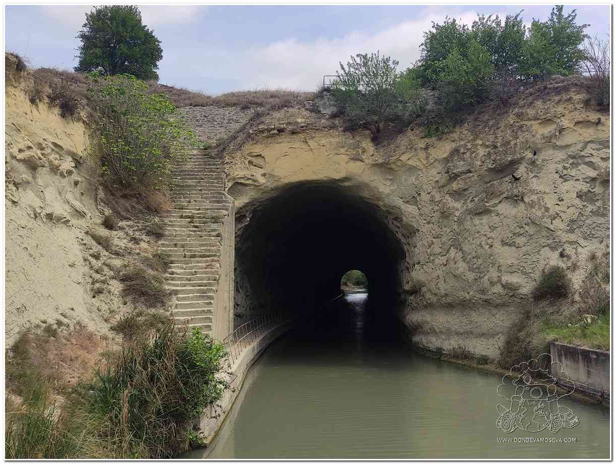 Entrada al túnel de Malpas en el Canal du Midi