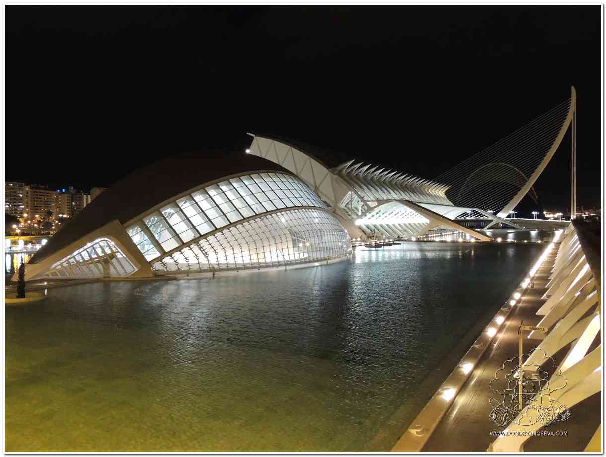 Ciudad de las Artes y las Ciencias iluminada de noche en Valencia