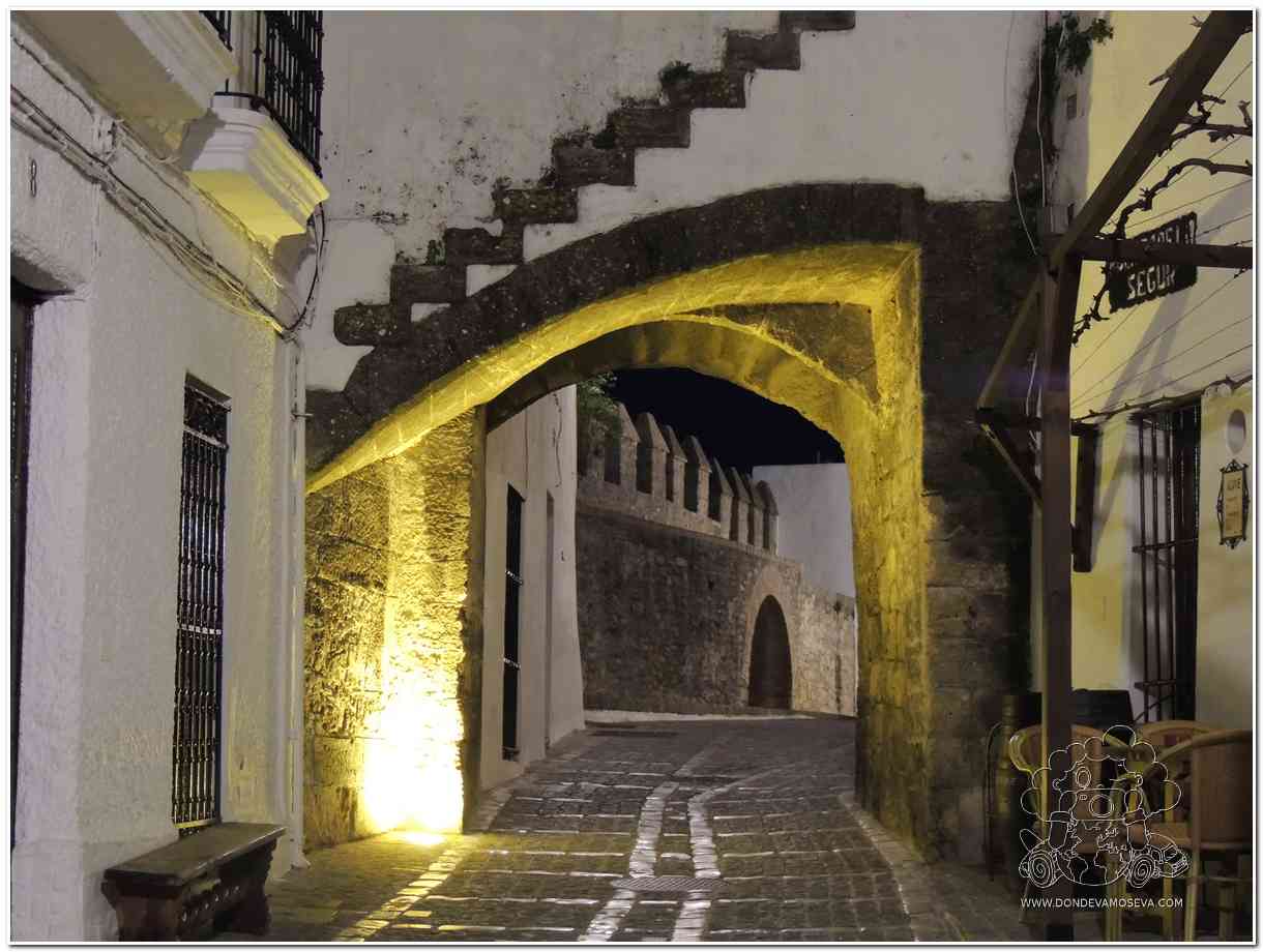 Calles iluminadas de Vejer de la Frontera durante la noche