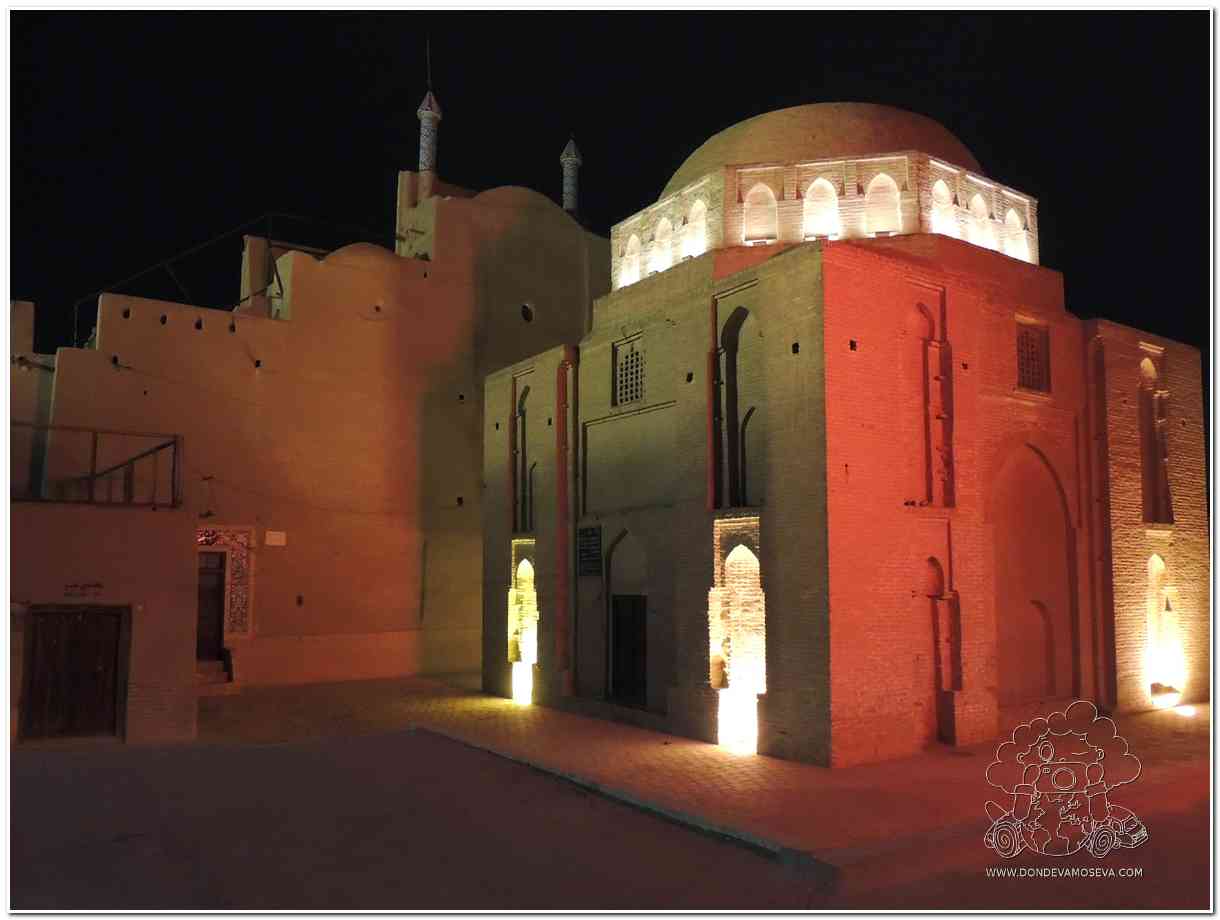 Edificio histórico iluminado de noche en Yazd, Irán
