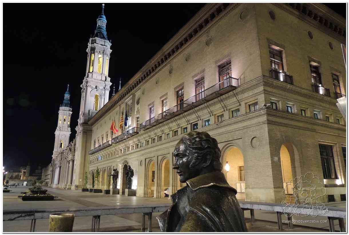 Monumento a Goya y Ayuntamiento iluminado en la Plaza del Pilar de Zaragoza 