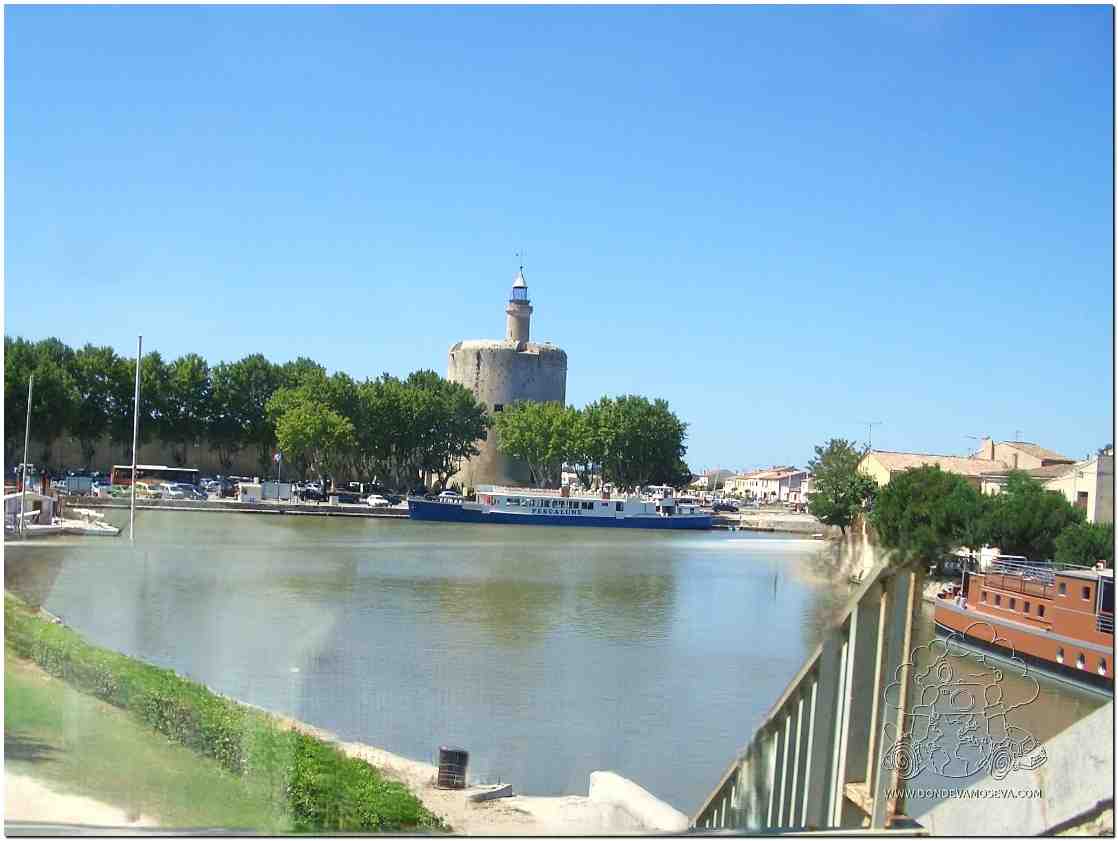 Vista de Aigues-Mortes junto al Canal du Rhône à Sète
