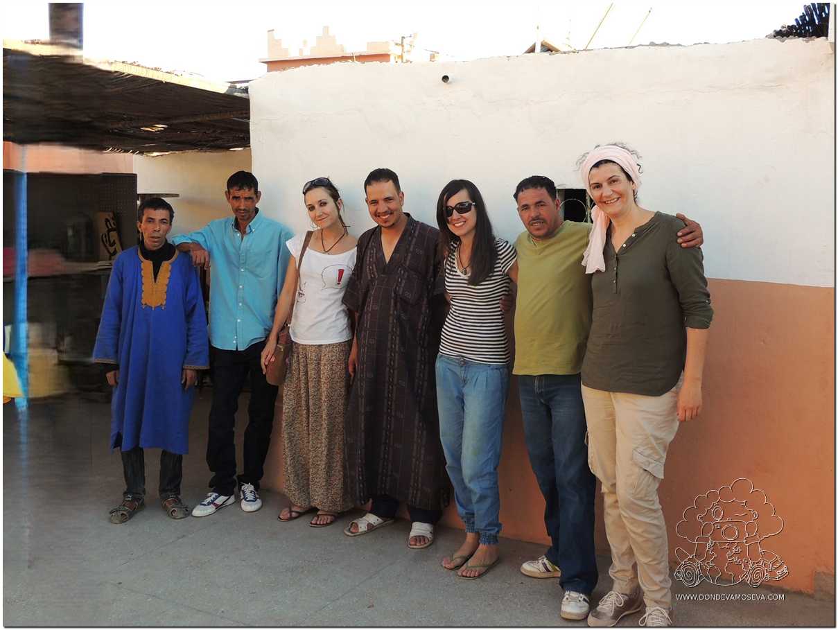 Compartiendo té con habitantes locales en Boumalne Dades Marruecos