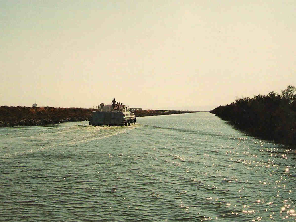 Barco navegando por el Canal du Rhône à Sète en la Camarga francesa