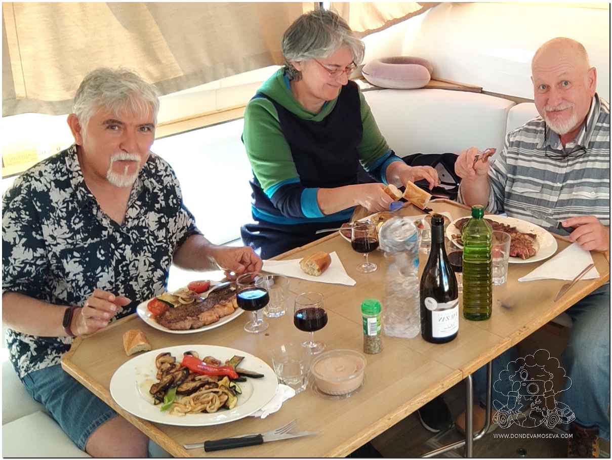 Cena en el barco con productos locales y vinos del Minervois en Homps