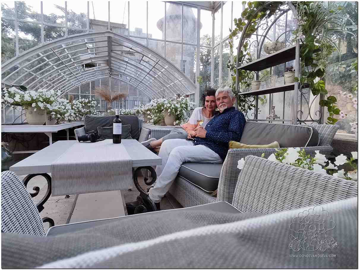 Pareja junto a un velador de inspiración parisina en Château Les Carrasses