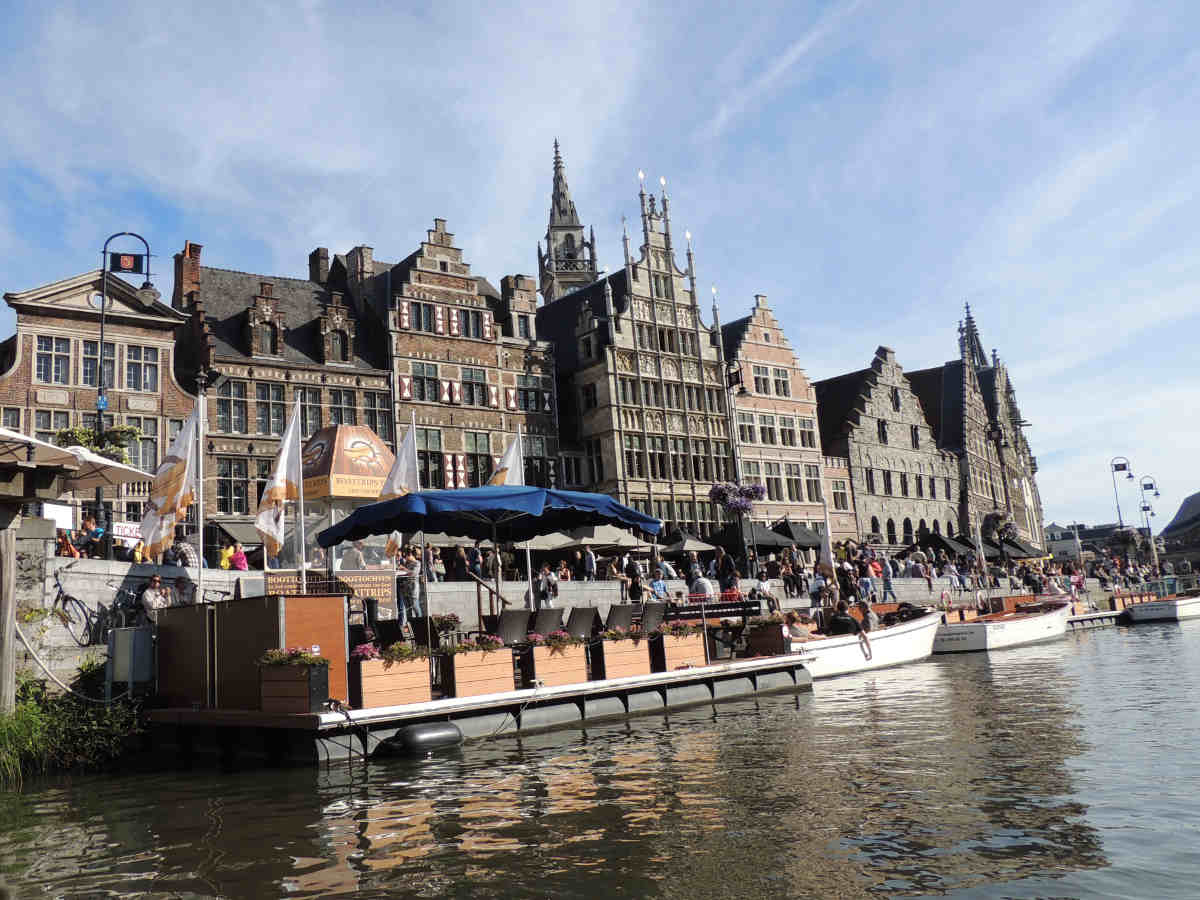 Canales y terrazas de Gante durante una tarde de verano en Bélgica