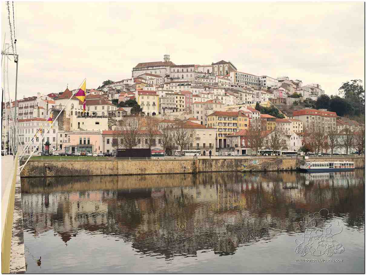 Panorámica de Coimbra reflejada en el río Mondego durante el verano