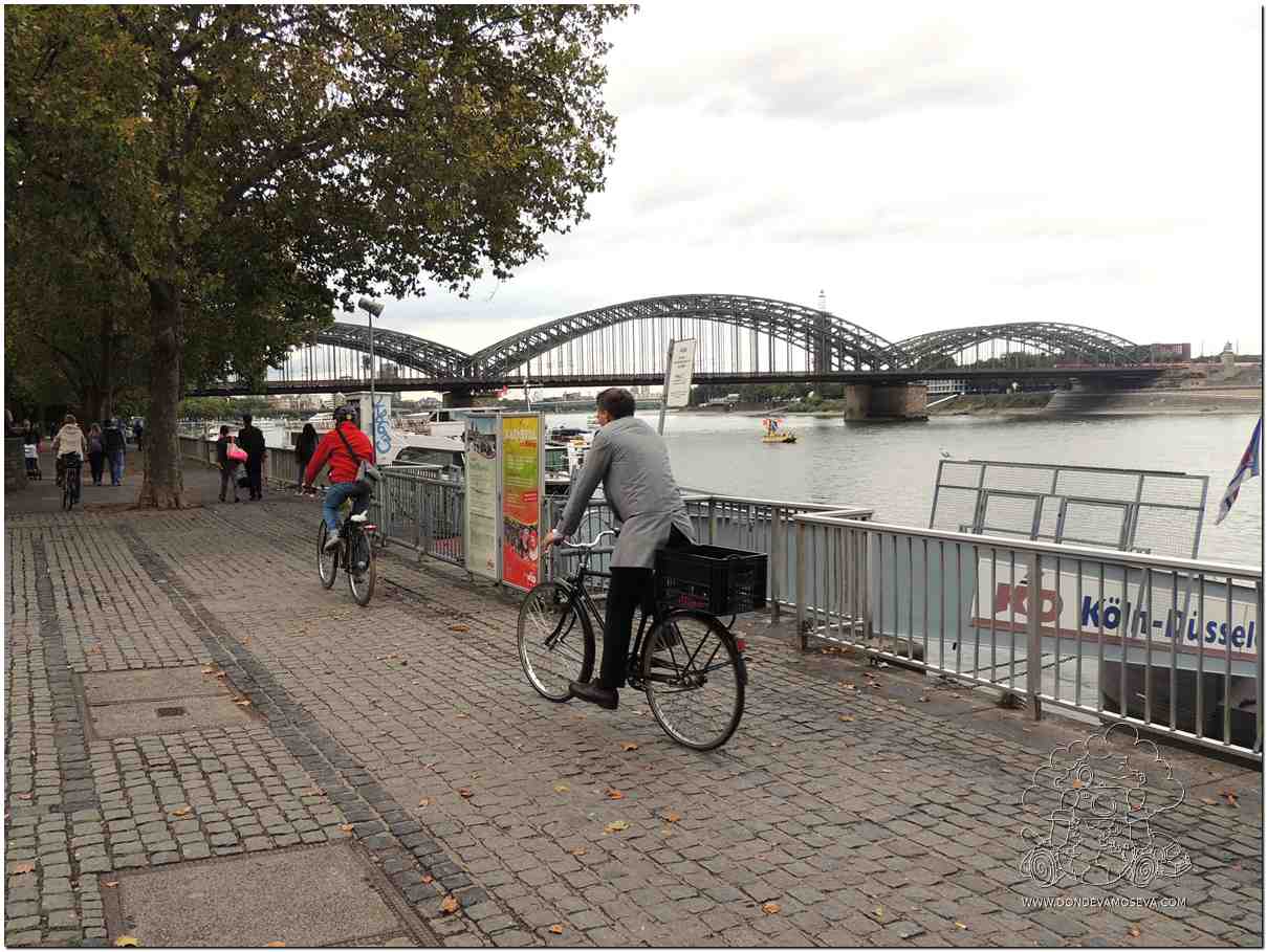 Paseo junto al río Rin en Colonia durante el verano