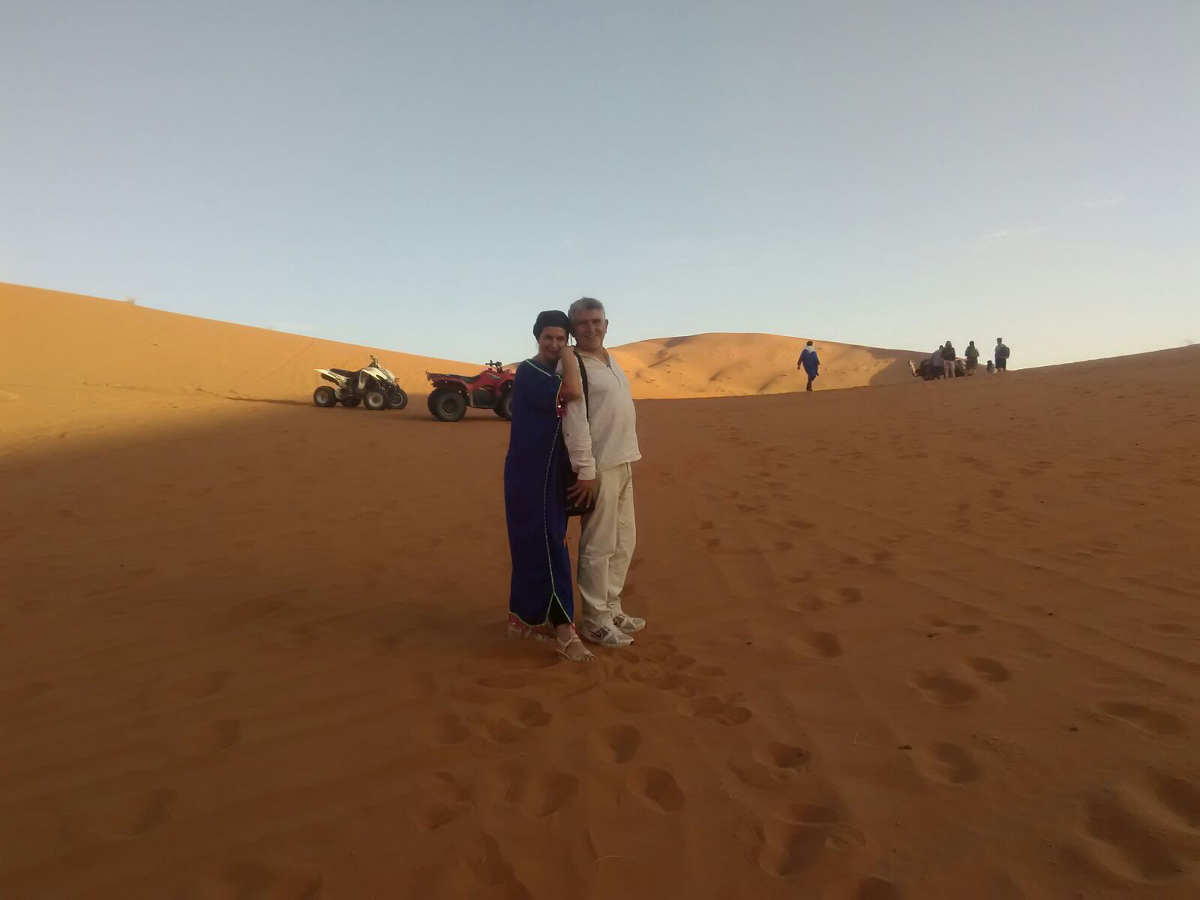 Pareja viajando por el desierto de Erg Chebbi en Merzouga, Marruecos