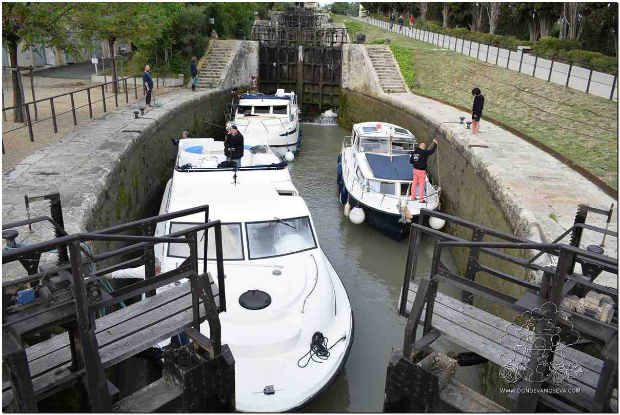 Barco atravesando las esclusas de Fonseranes en Béziers