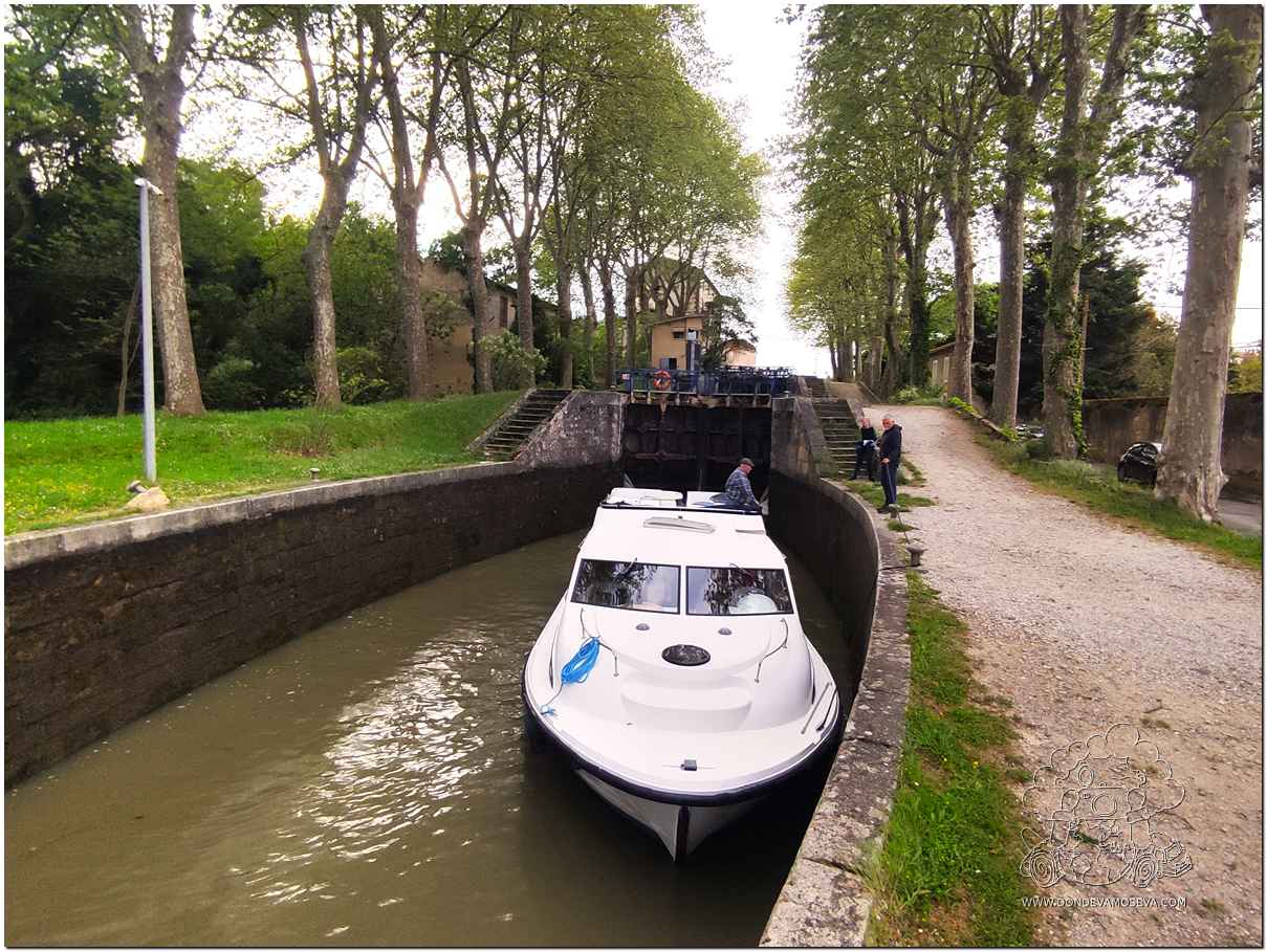 Esclusa triple de Saint-Roch en Castelnaudary durante una navegación por el Canal du Midi