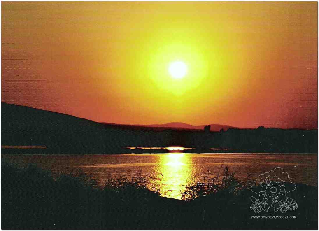 Atardecer sobre el Étang de Vic-la-Gardiole en la Camarga francesa