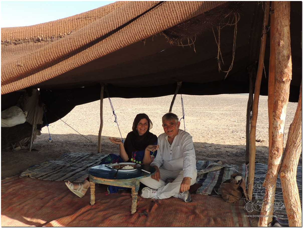 Viajeros tomando té bajo una jaima en el desierto de Erg Chebbi Marruecos