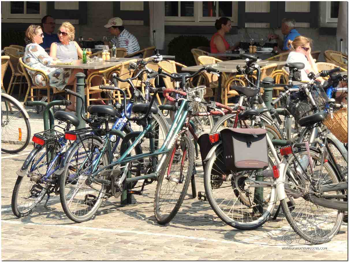 Terraza con bicicletas en una ciudad europea durante el verano