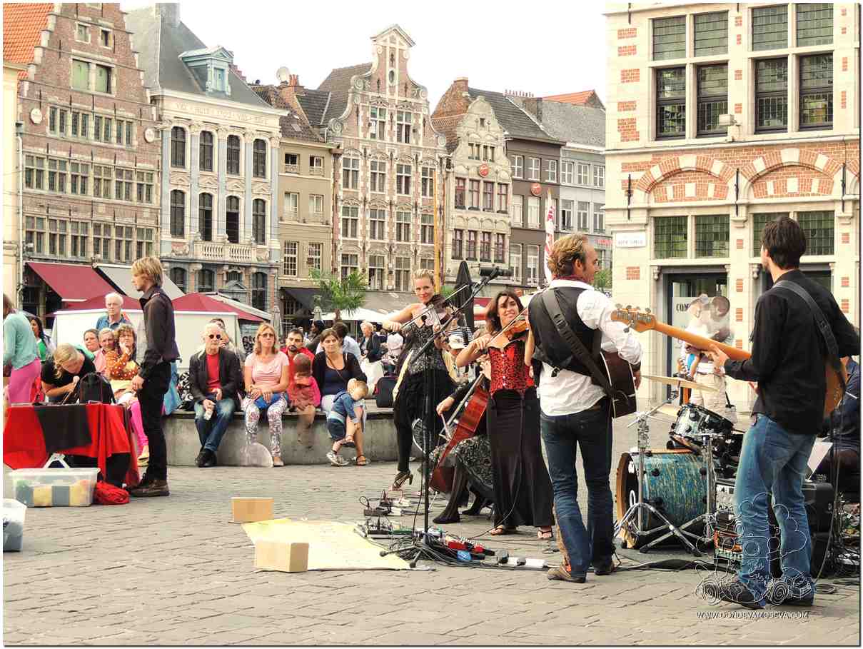 Plaza de Gante con músicos y ambiente veraniego en Bélgica