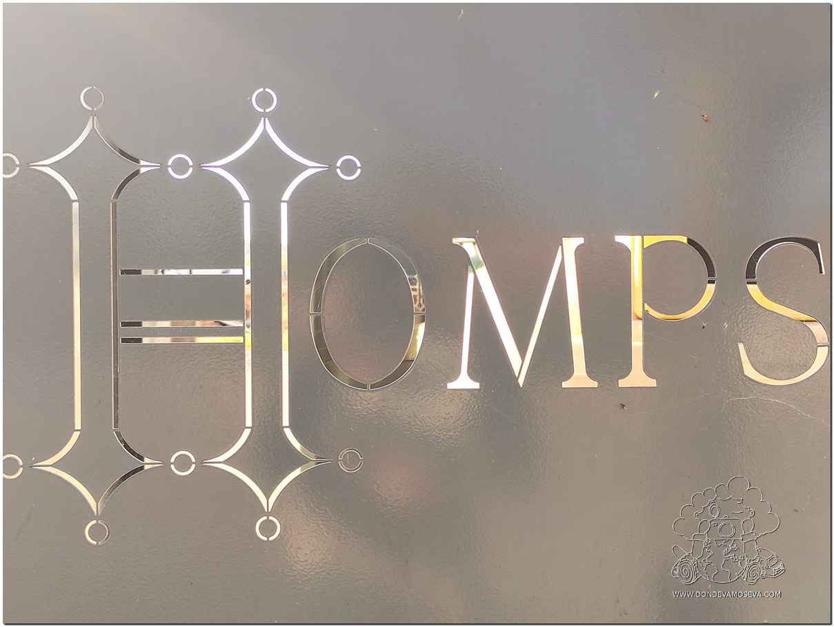 Letrero decorativo con el nombre de Homps en el Minervois francés