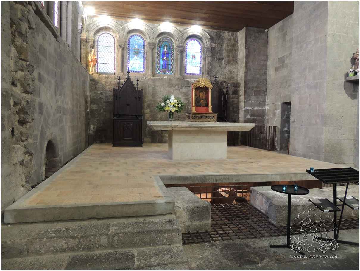 Catedral de Saint-Étienne construida con piedra volcánica en Agde