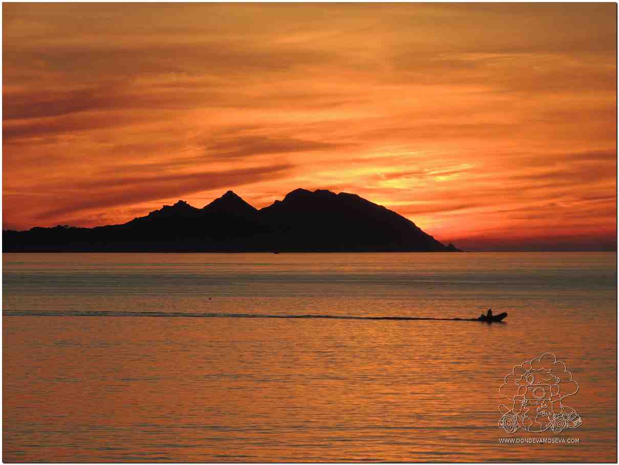 Atardecer en la playa de Samil con las Islas Cíes al fondo en Vigo