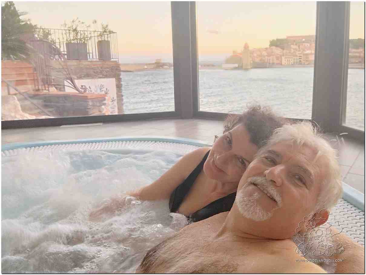 Pareja disfrutando de un jacuzzi con vistas a la bahía de Collioure