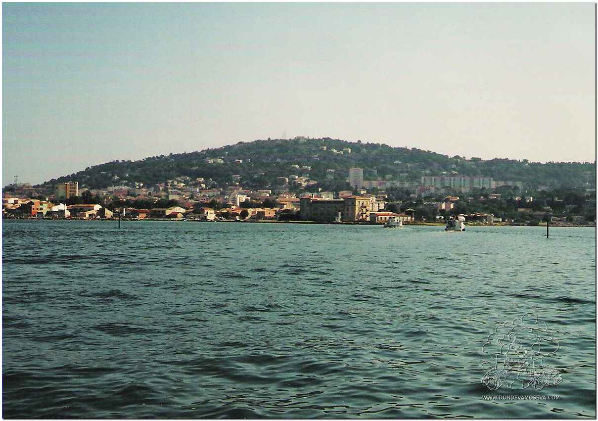 Vista de la Laguna de Thau con la ciudad de Sète y el Mont Saint-Clair al fondo.