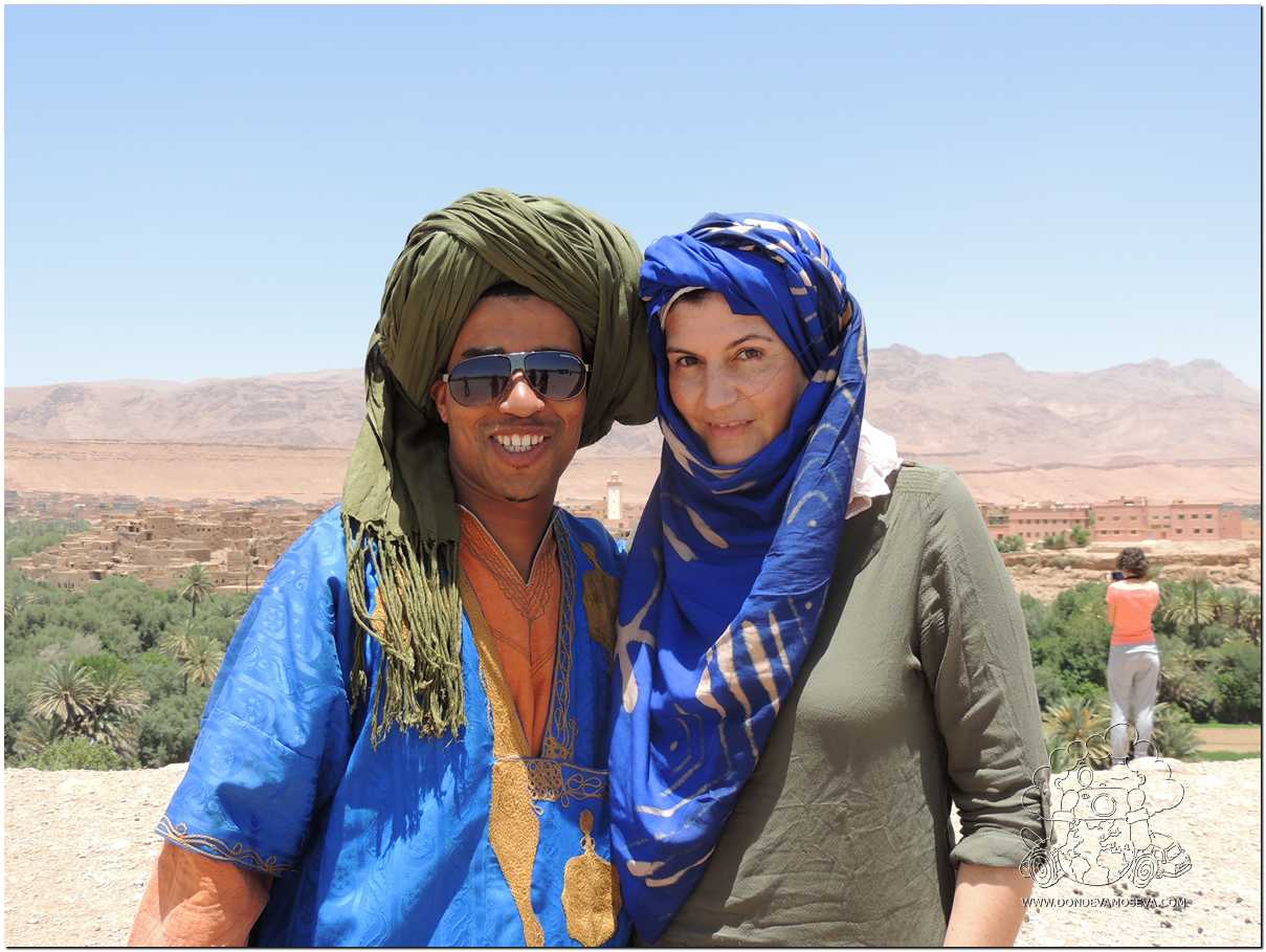 Viajera posando con un vendedor ambulante en Marruecos tras pedir permiso para la fotografía
