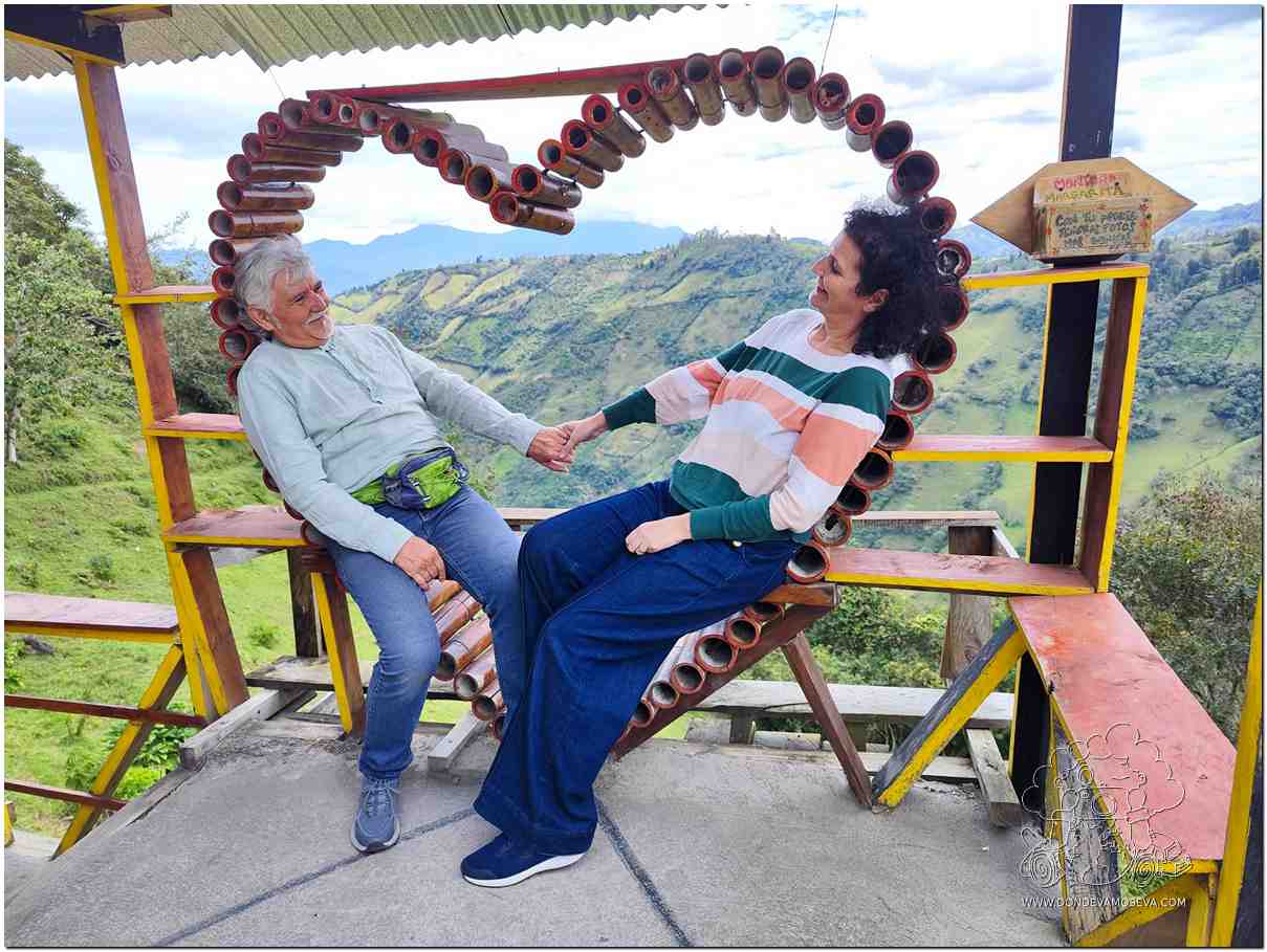 Pareja en el mirador corazón de flores de la ruta circunvalar al Galeras en Nariño