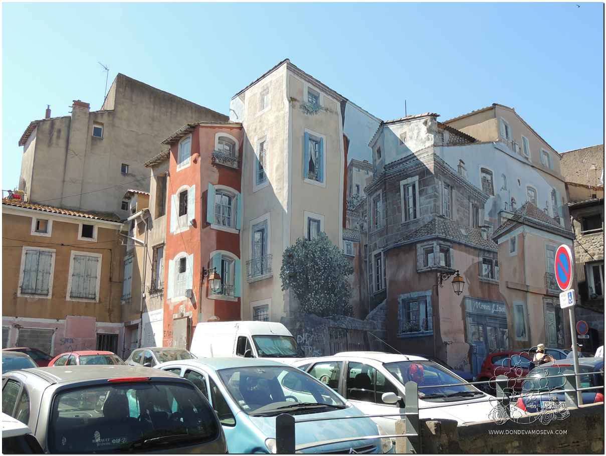 Mural trampantojo en una calle del casco antiguo de Agde