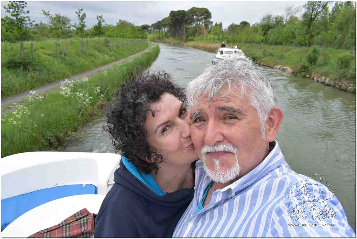 Pareja navegando por el Canal du Midi en Francia