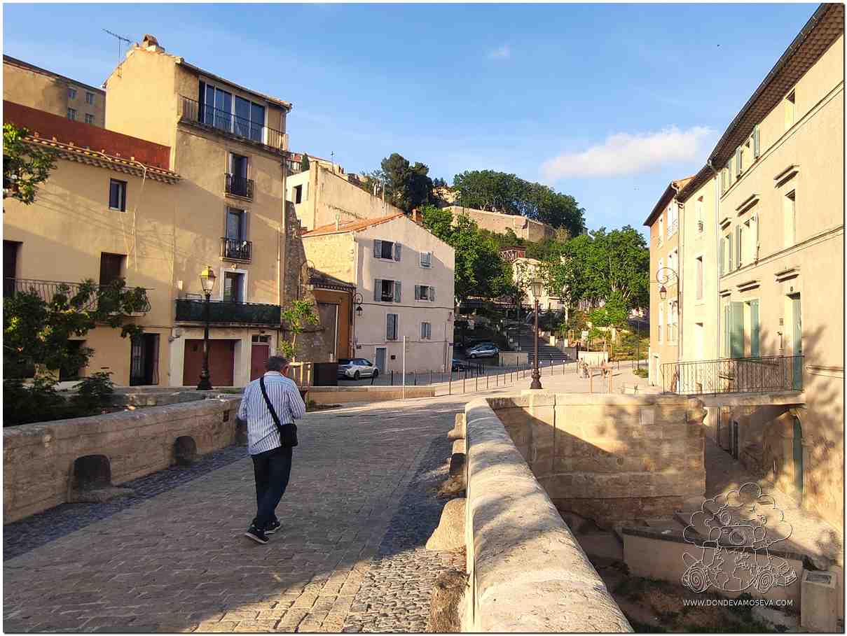 Calles del casco antiguo de Béziers en Occitania