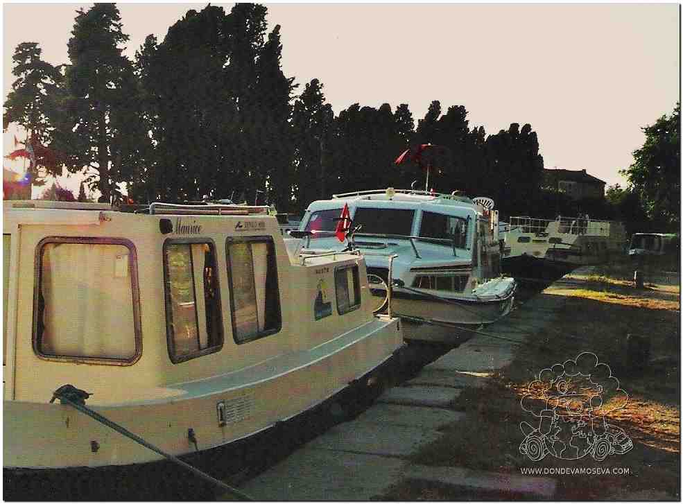 Penichette amarrada junto al Canal du Rhône à Sète tras un día de navegación