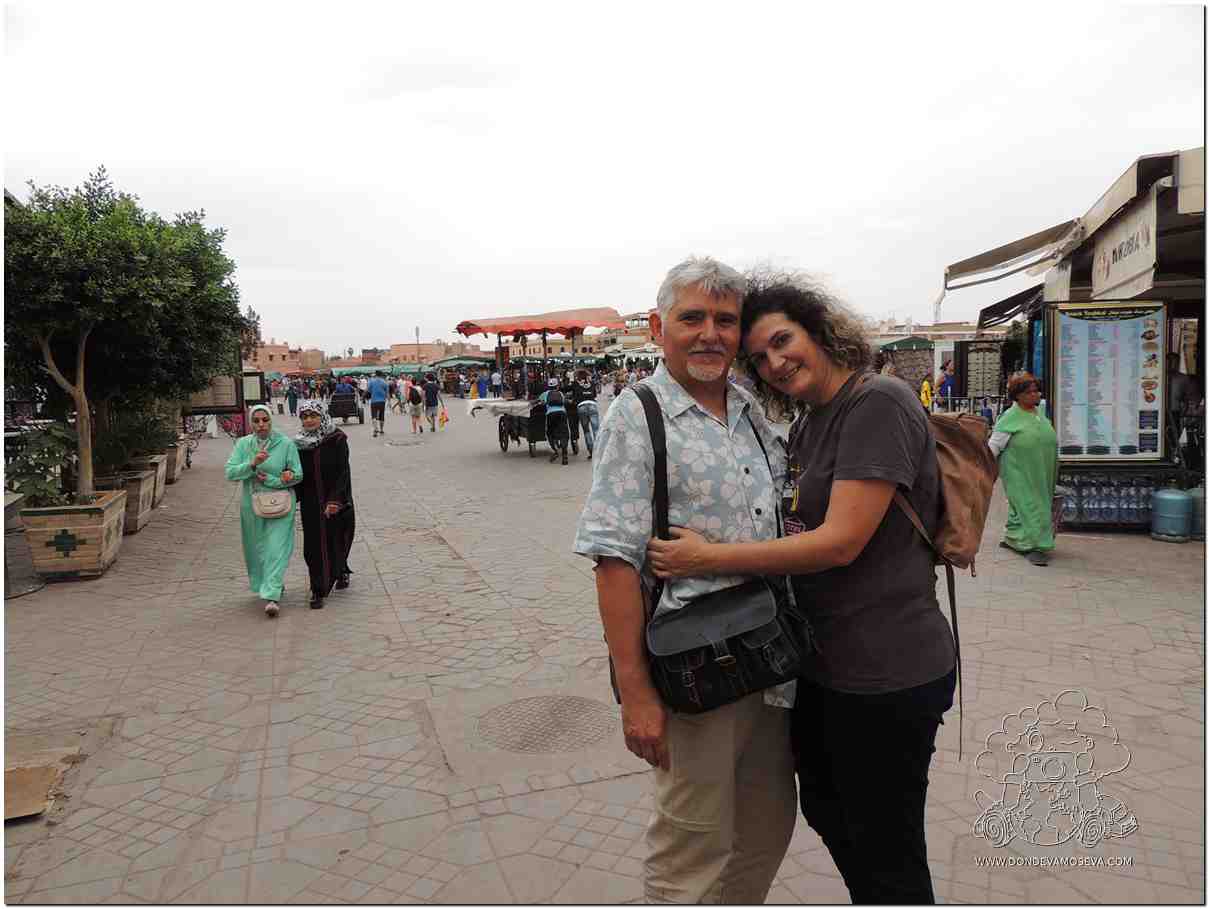 Pareja en la plaza Jemaa el-Fna de Marrakech durante un viaje improvisado