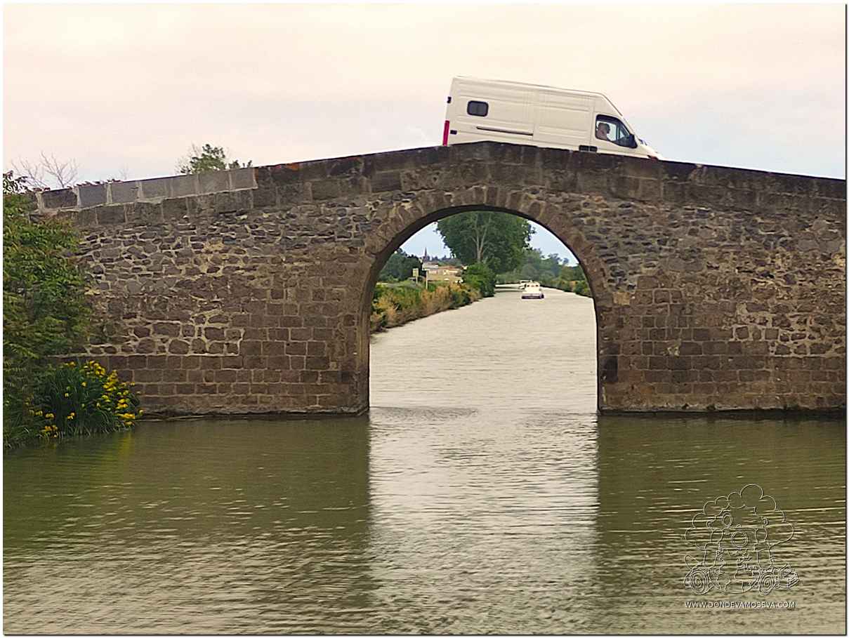 Puente de Canyuls sobre el Canal du Midi en el sur de Francia