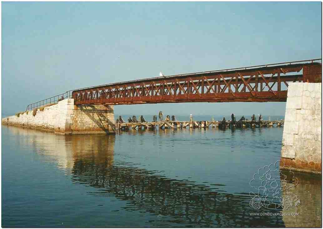 Puente sobre el Canal du Rhône à Sète en la Camarga francesa
