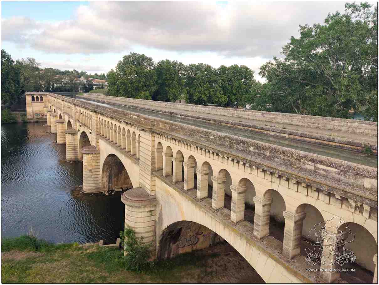 Puente canal sobre el río Orb en Béziers
