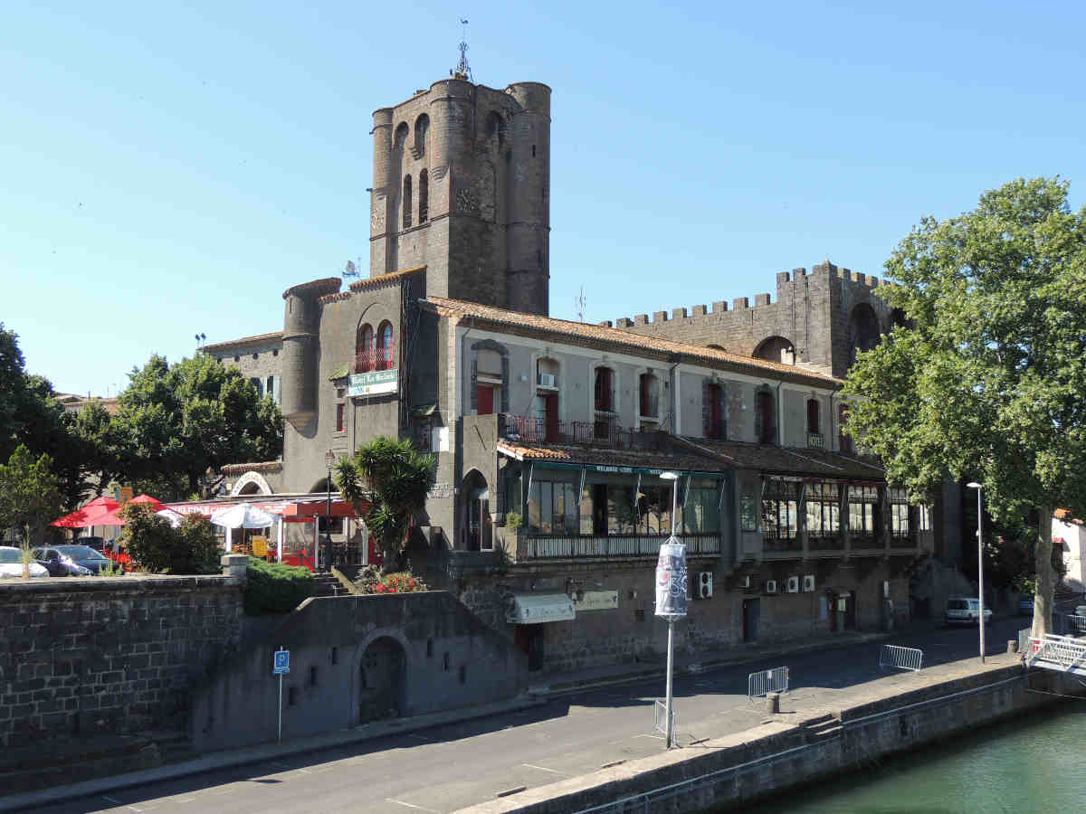 Vista de Agde, la Perla Negra del Mediterráneo, junto al río Hérault