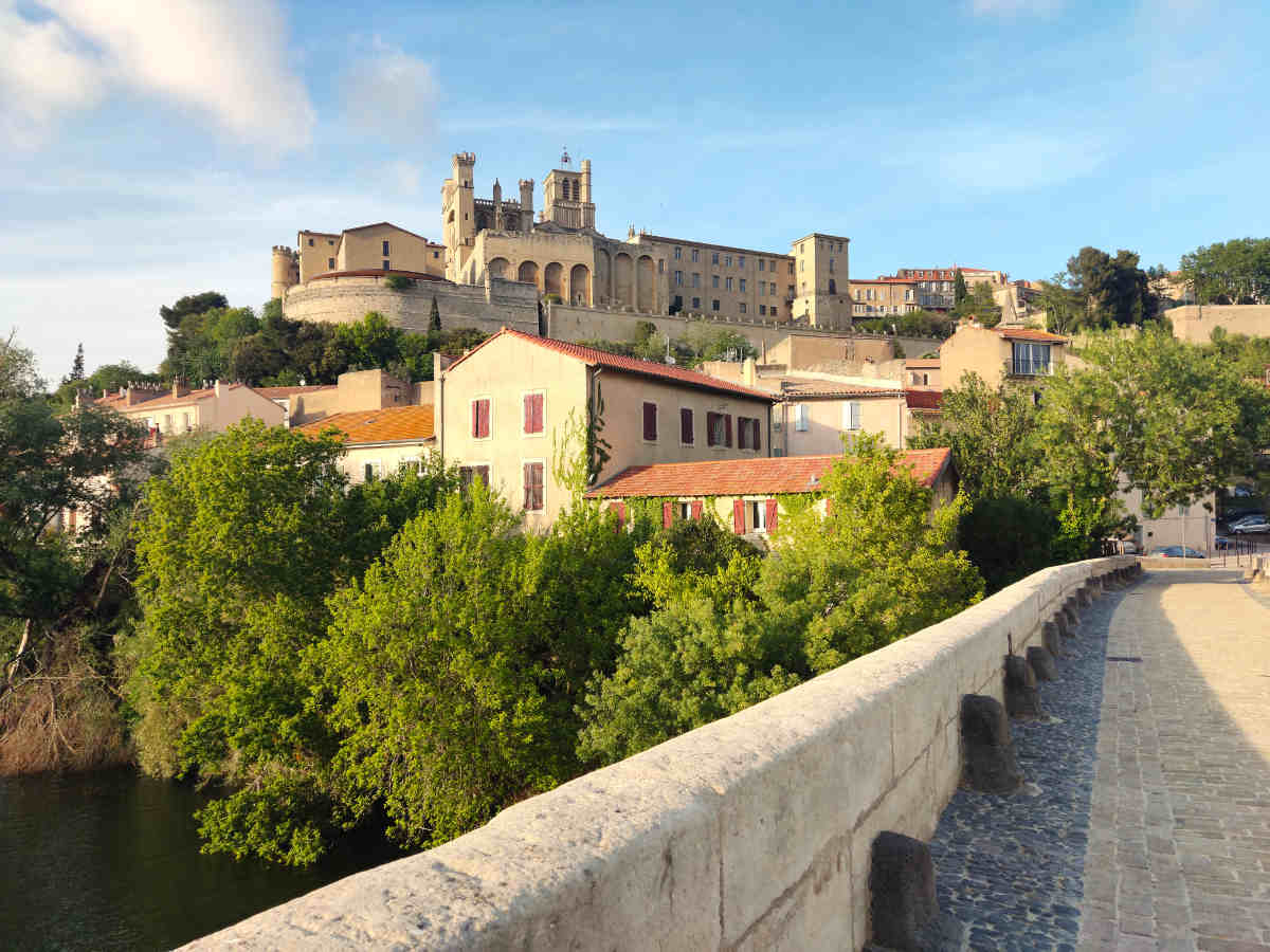 Vista de Béziers y la catedral de Saint-Nazaire sobre el río Orb en el sur de Francia