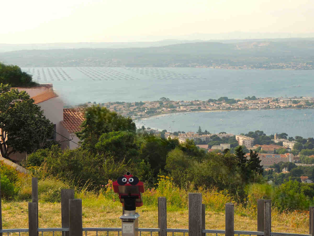 Vista de Sète y el Mont Saint-Clair desde la Laguna de Thau en Occitania