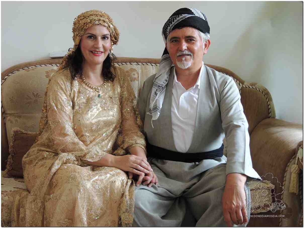 Pareja con trajes tradicionales kurdos en Marivan, Irán