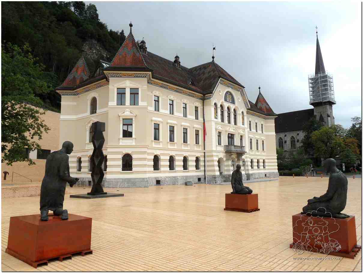 Plaza principal de Vaduz en Liechtenstein durante el verano