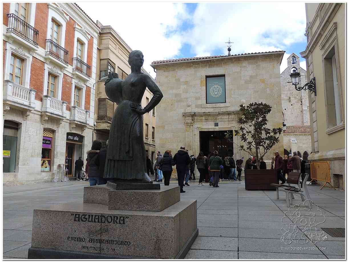 Escultura de la Aguadora con la capilla de Nuestra Señora de la Soledad al fondo