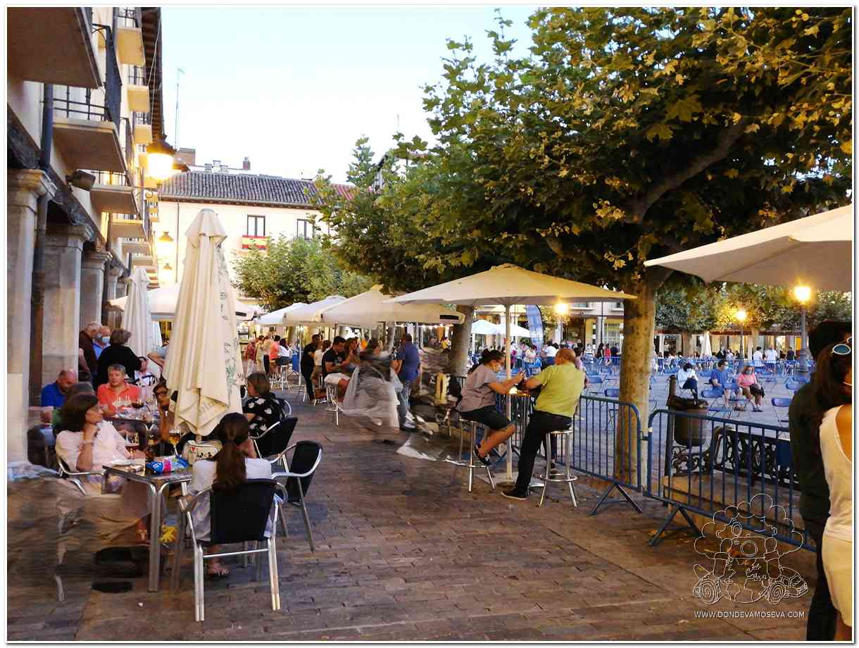 Ambiente de terrazas y tapeo en la Plaza Mayor de Palencia