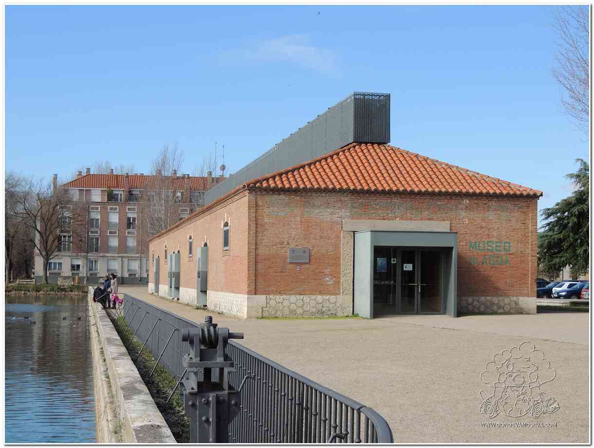 Museo del Agua junto a la dársena del Canal de Castilla en Palencia