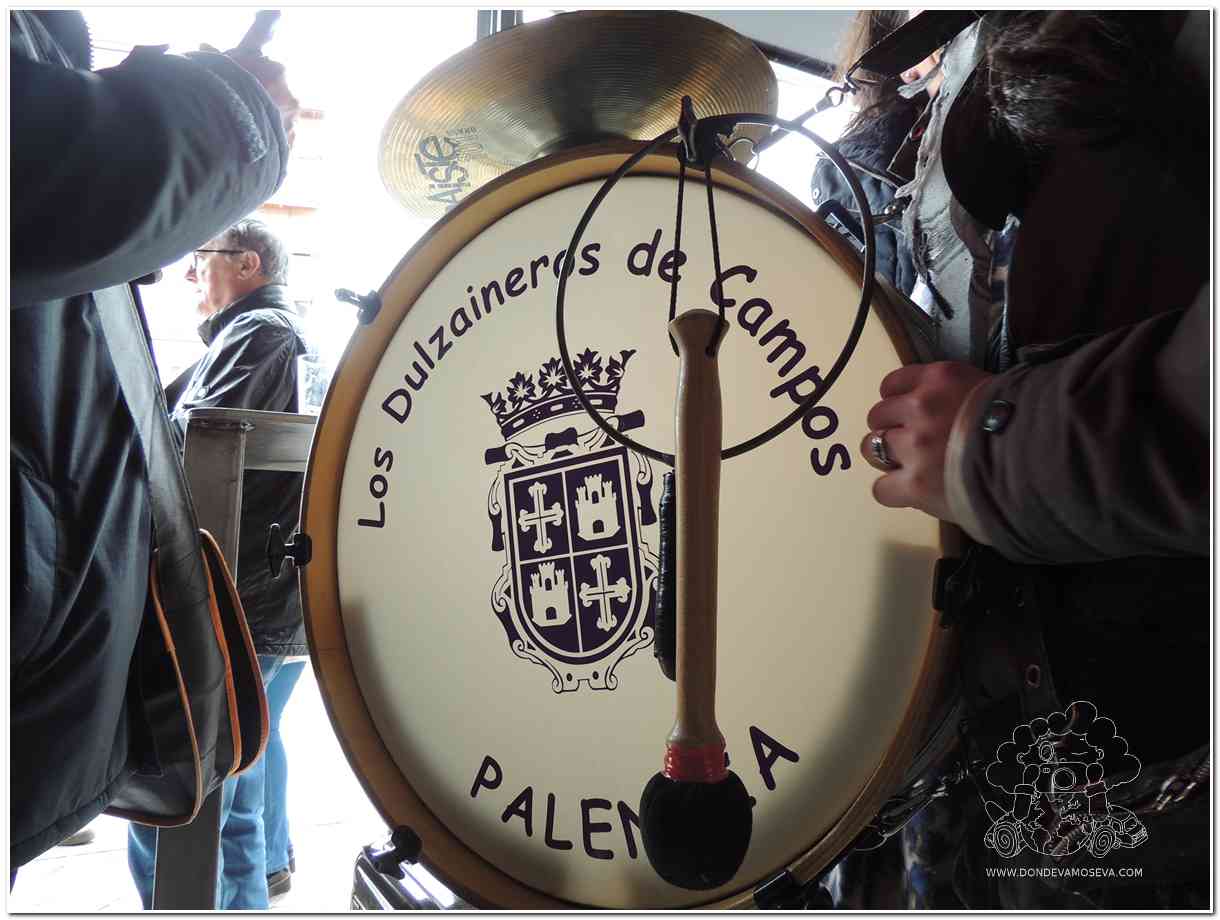 Dulzaineros de Castilla durante una actuación tradicional en Palencia