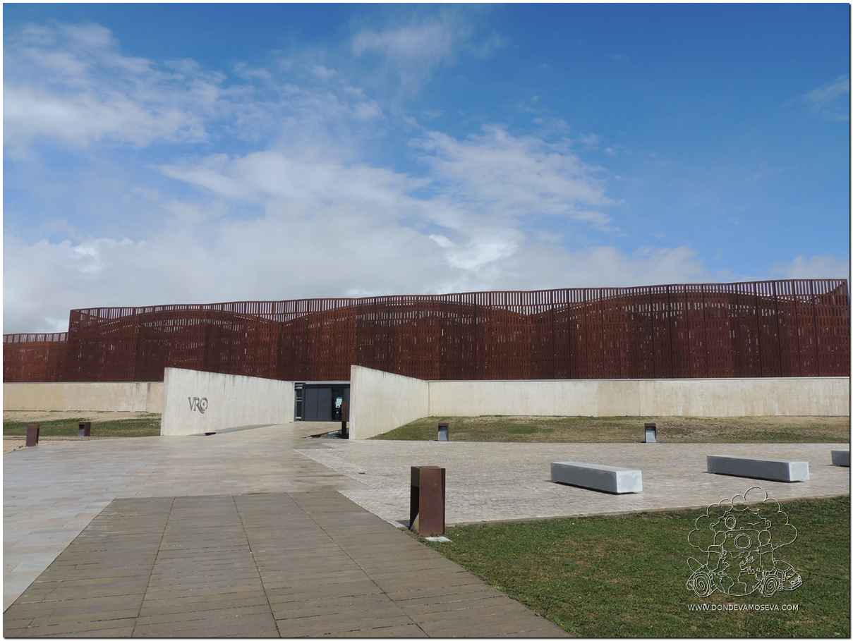Edificio que protege el yacimiento de la Villa Romana La Olmeda