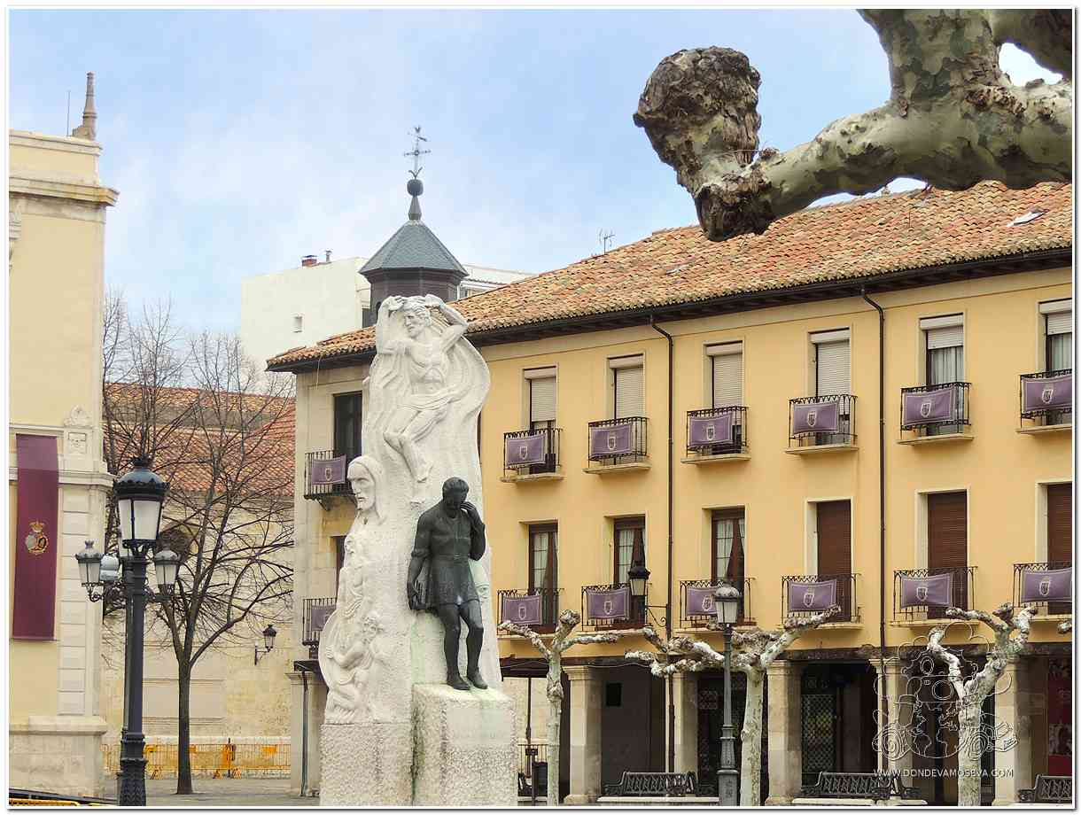 Escultura dedicada a Alonso Berruguete en la Plaza Mayor de Palencia