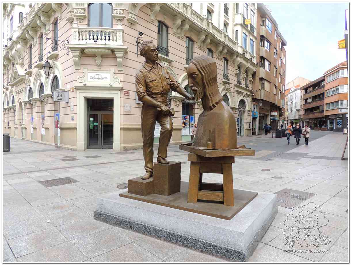 Escultura de Victorio Macho modelando la cabeza del Cristo del Otero