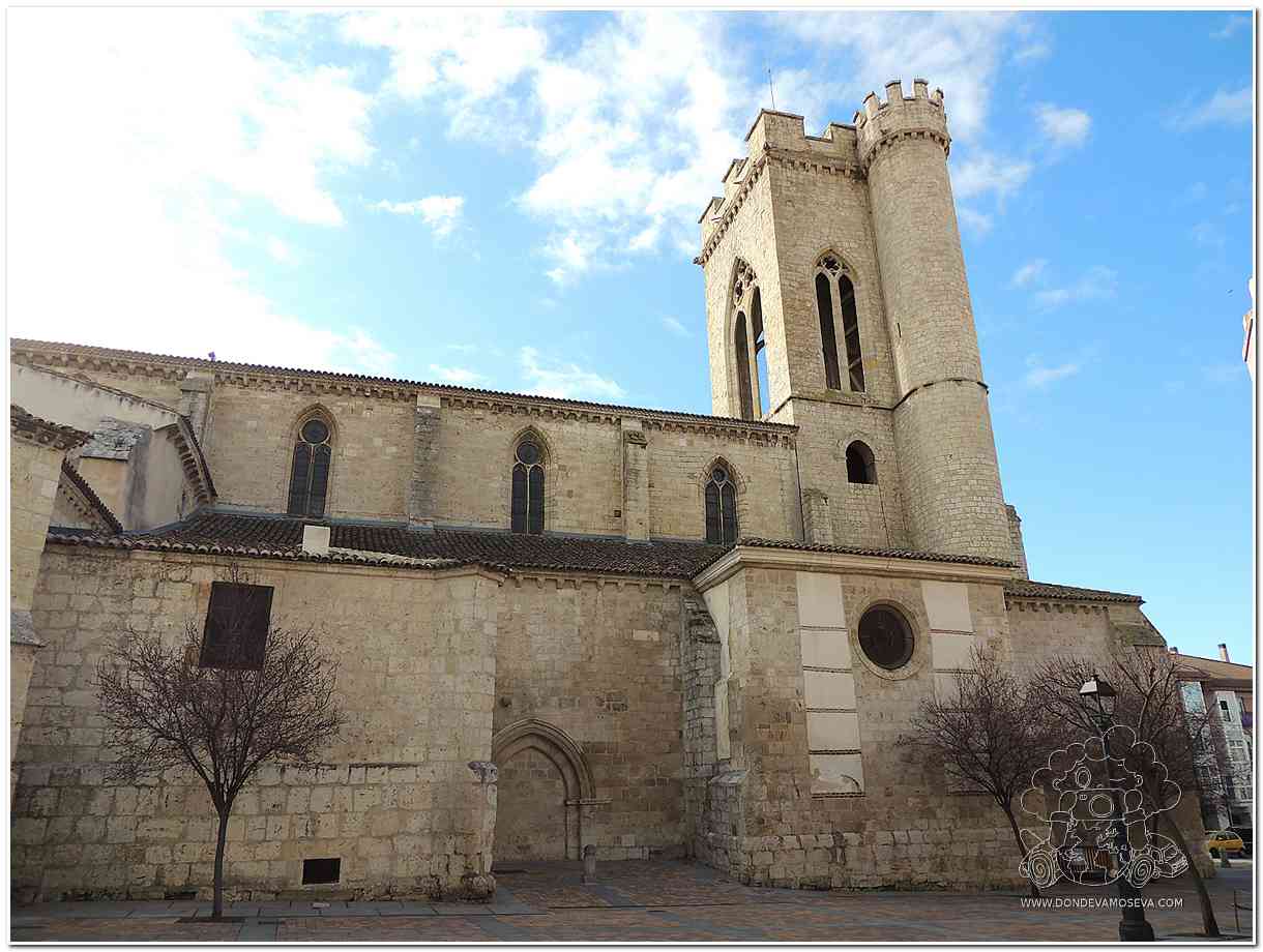 Iglesia de San Miguel con su característica torre gótica en Palencia