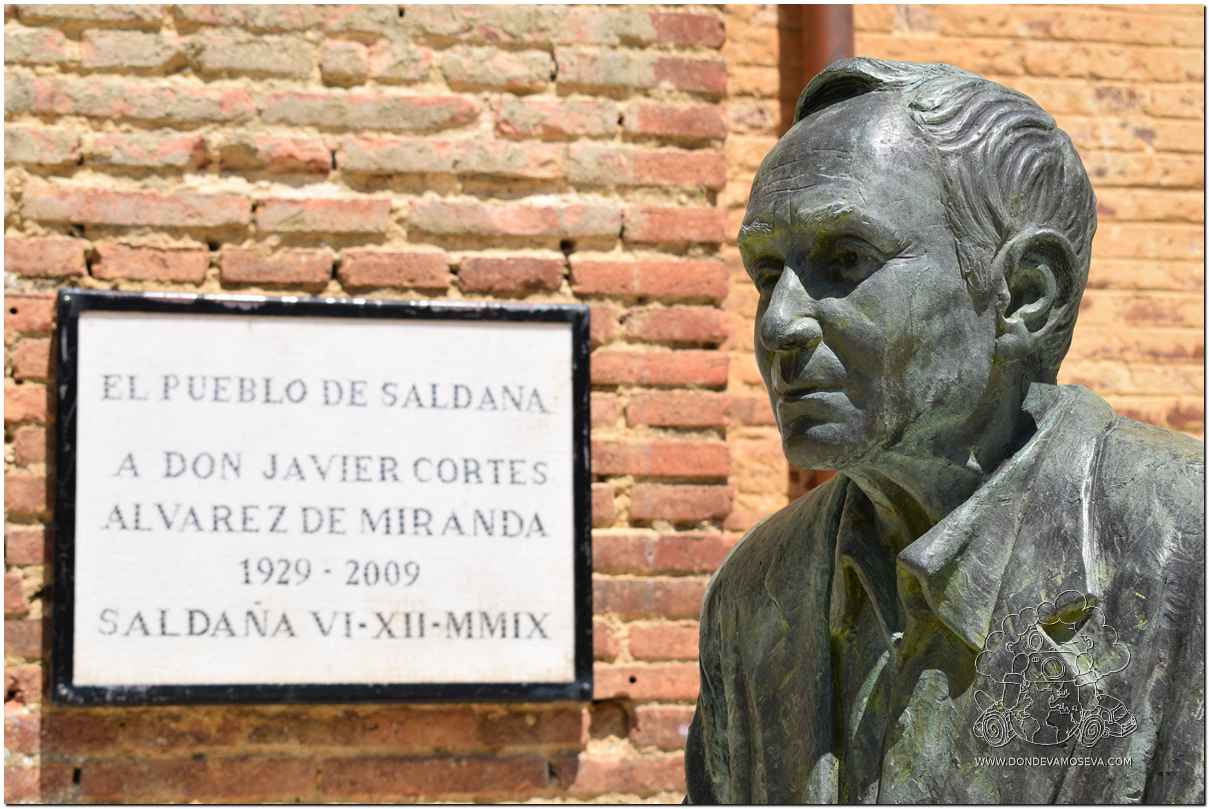 Busto de Javier Cortés, descubridor de la Villa Romana La Olmeda